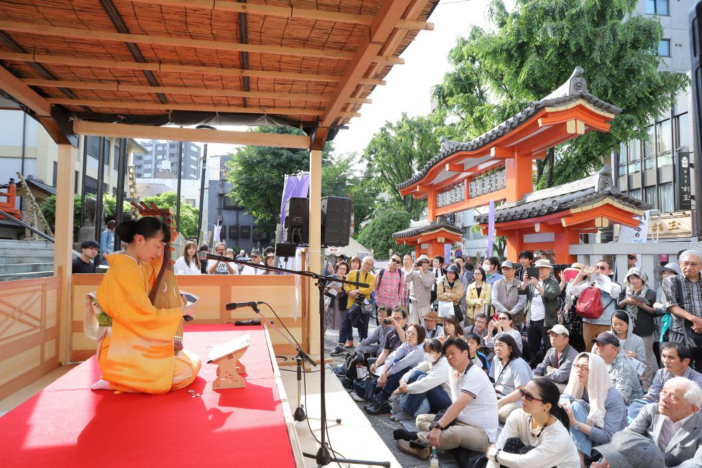Performance of Kagurazaka Street Stage O-edo tour at Bishamonten Zenkoku-ji temple